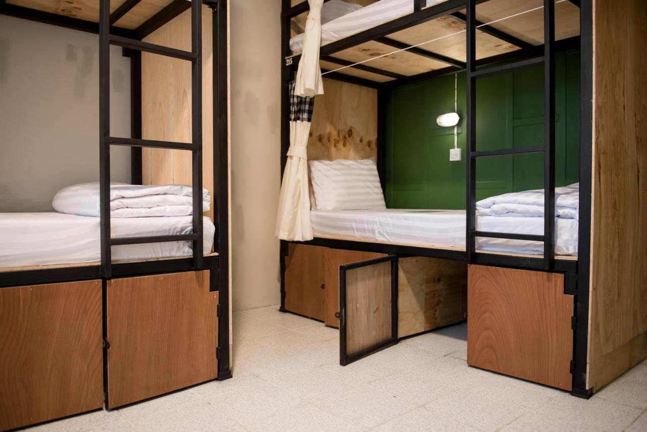 The Neighbors Hostel (Adults Only) Phuket Ngoại thất bức ảnh