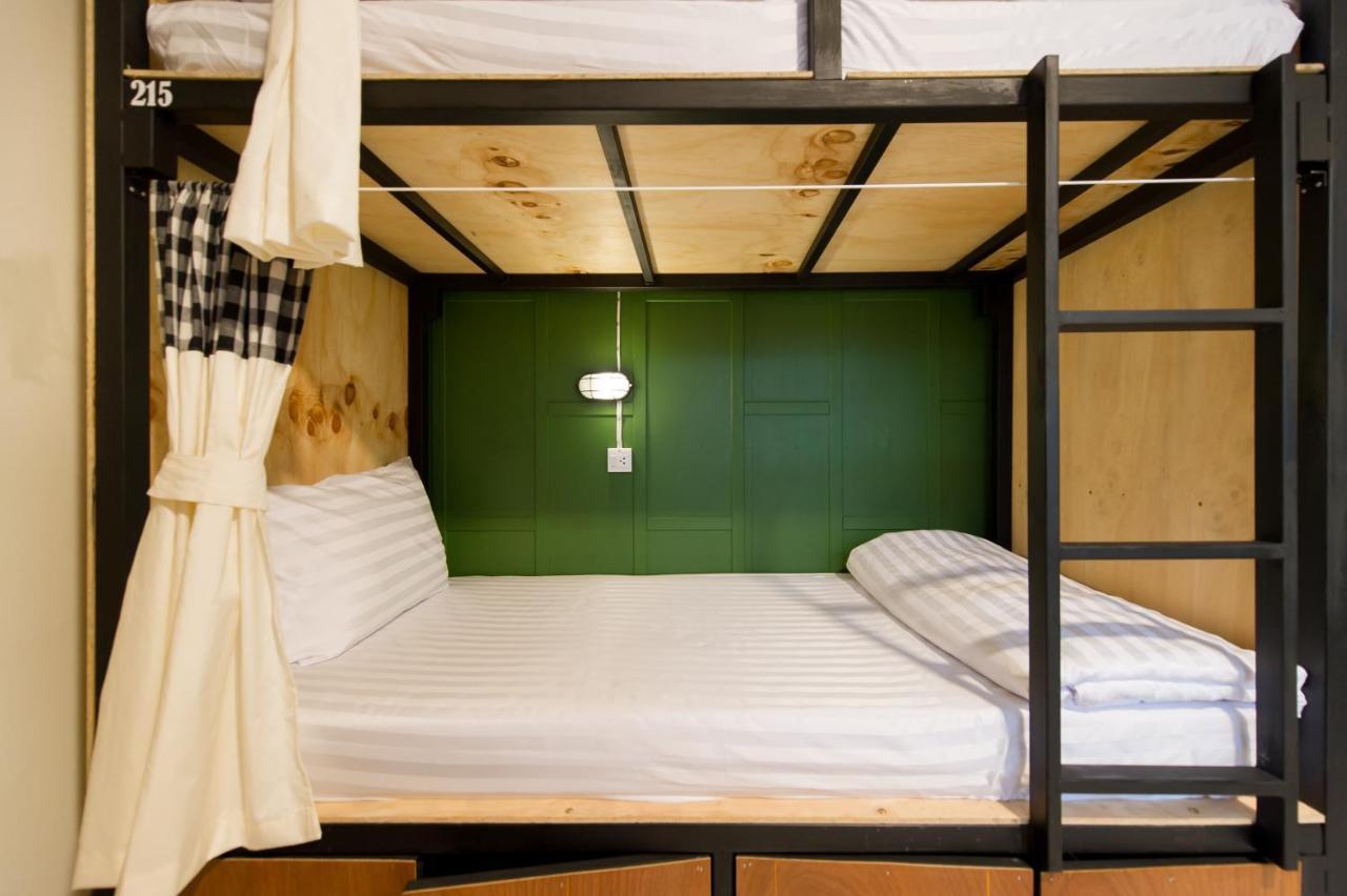 The Neighbors Hostel (Adults Only) Phuket Ngoại thất bức ảnh