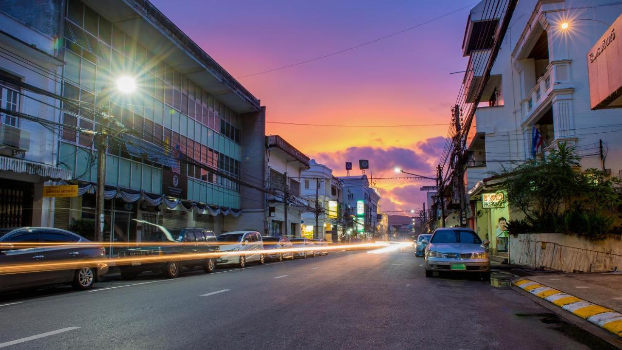The Neighbors Hostel (Adults Only) Phuket Ngoại thất bức ảnh