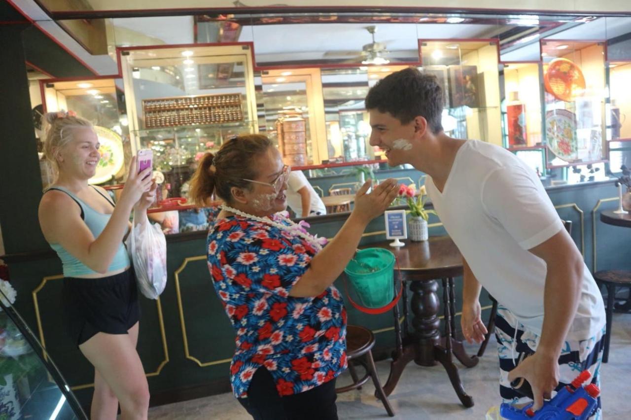 The Neighbors Hostel (Adults Only) Phuket Ngoại thất bức ảnh
